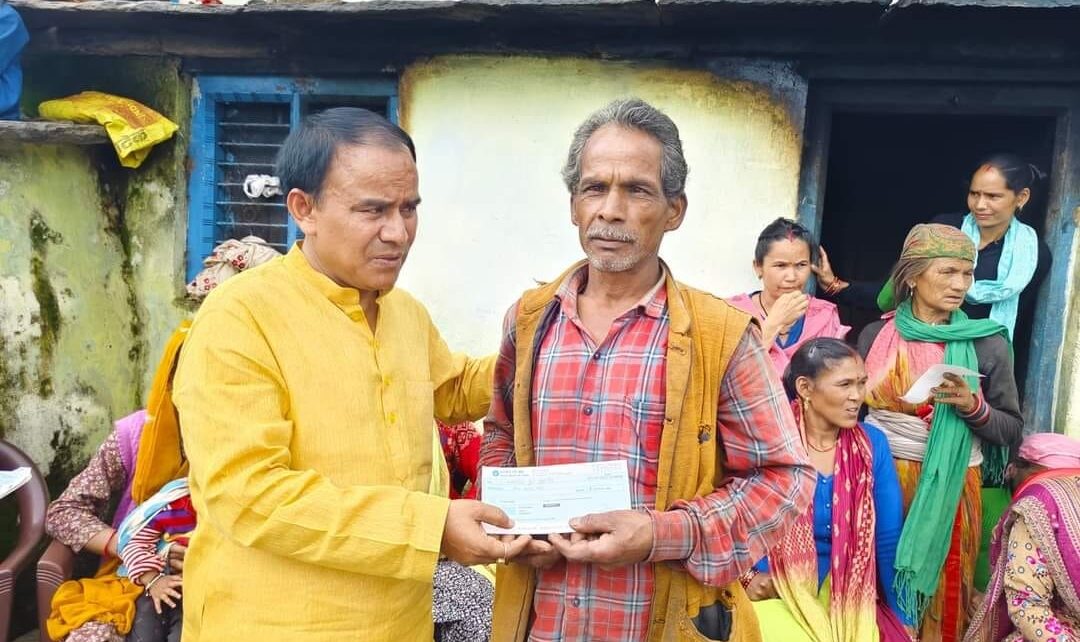 थलीसैंण में आपदा प्रभावित परिवारों से मिले डॉ. धन सिंह रावत, राहत कार्य जल्द शुरू करने के दिए निर्देश।