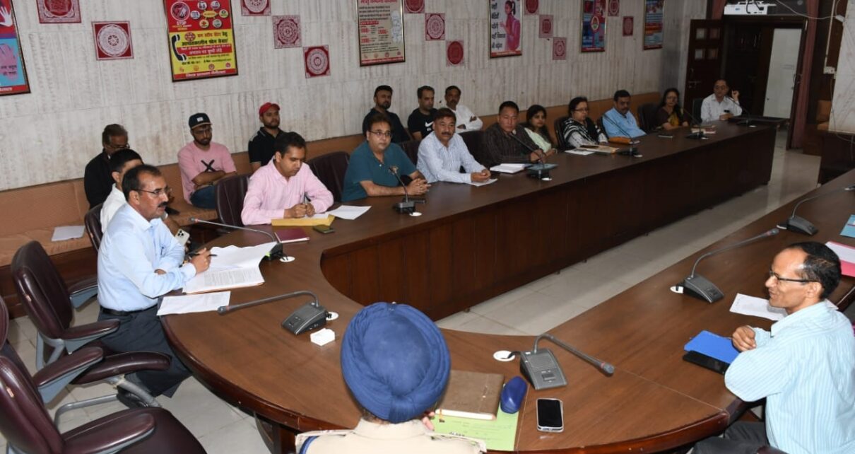 नैनीताल में स्वतंत्रता दिवस की तैयारियों पर बैठक, एडीएम पीआर चौहान ने मांगे सुझाव।