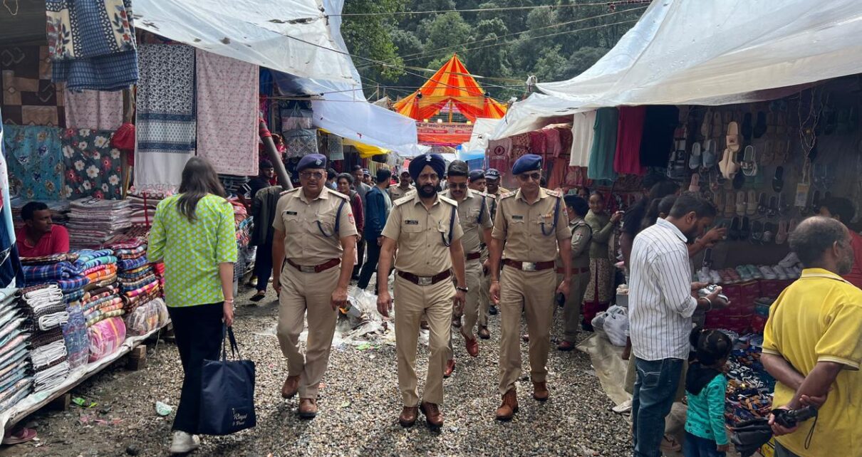 नैनीताल पुलिस की मुस्तैदी: माँ नंदा देवी महोत्सव की सुरक्षा में जुटे अधिकारी।