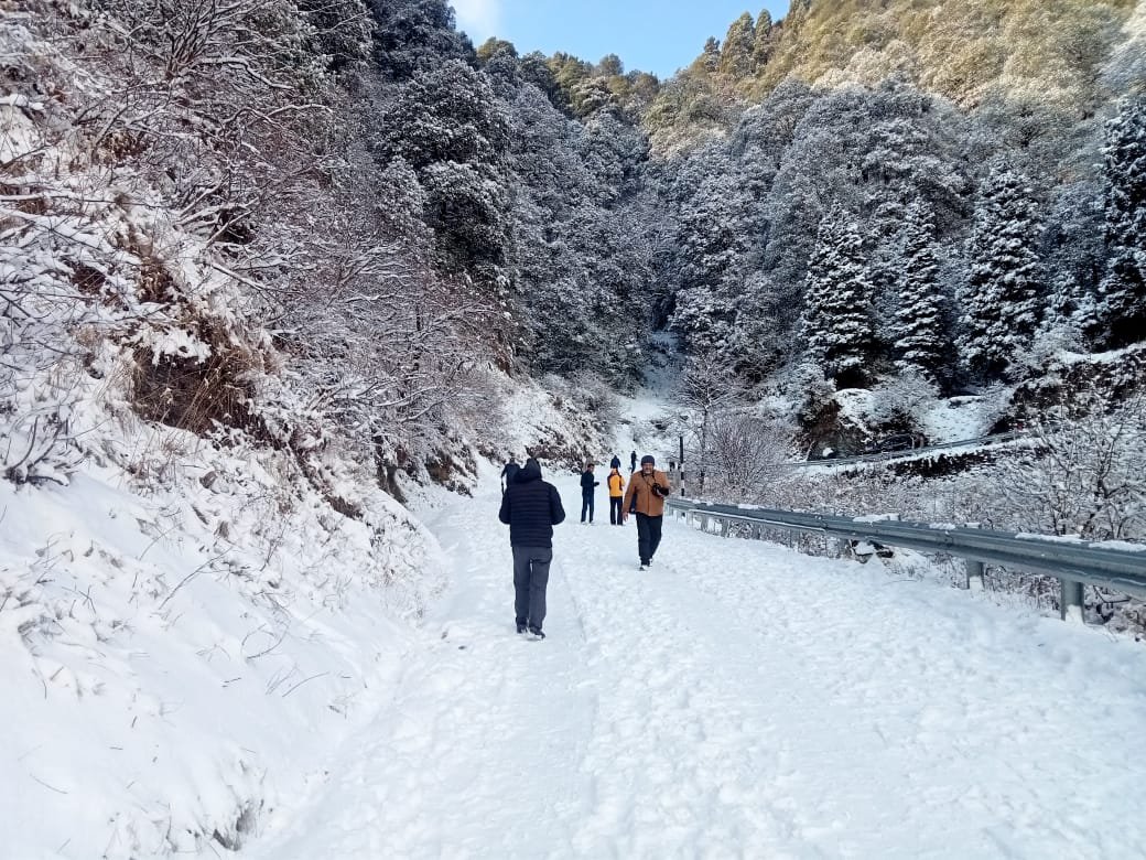 बरापथर-पंगोट मार्ग पर भारी बर्फबारी, यातायात बाधित; सड़क साफ करने के लिए जेसीबी तैनात