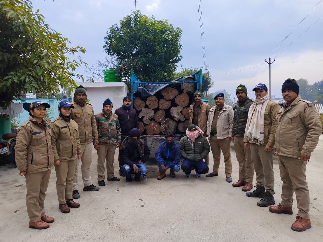 अवैध सागौन के लट्ठों के साथ पकड़ा गया आरोपी, लालकुआं पुलिस का अभियान