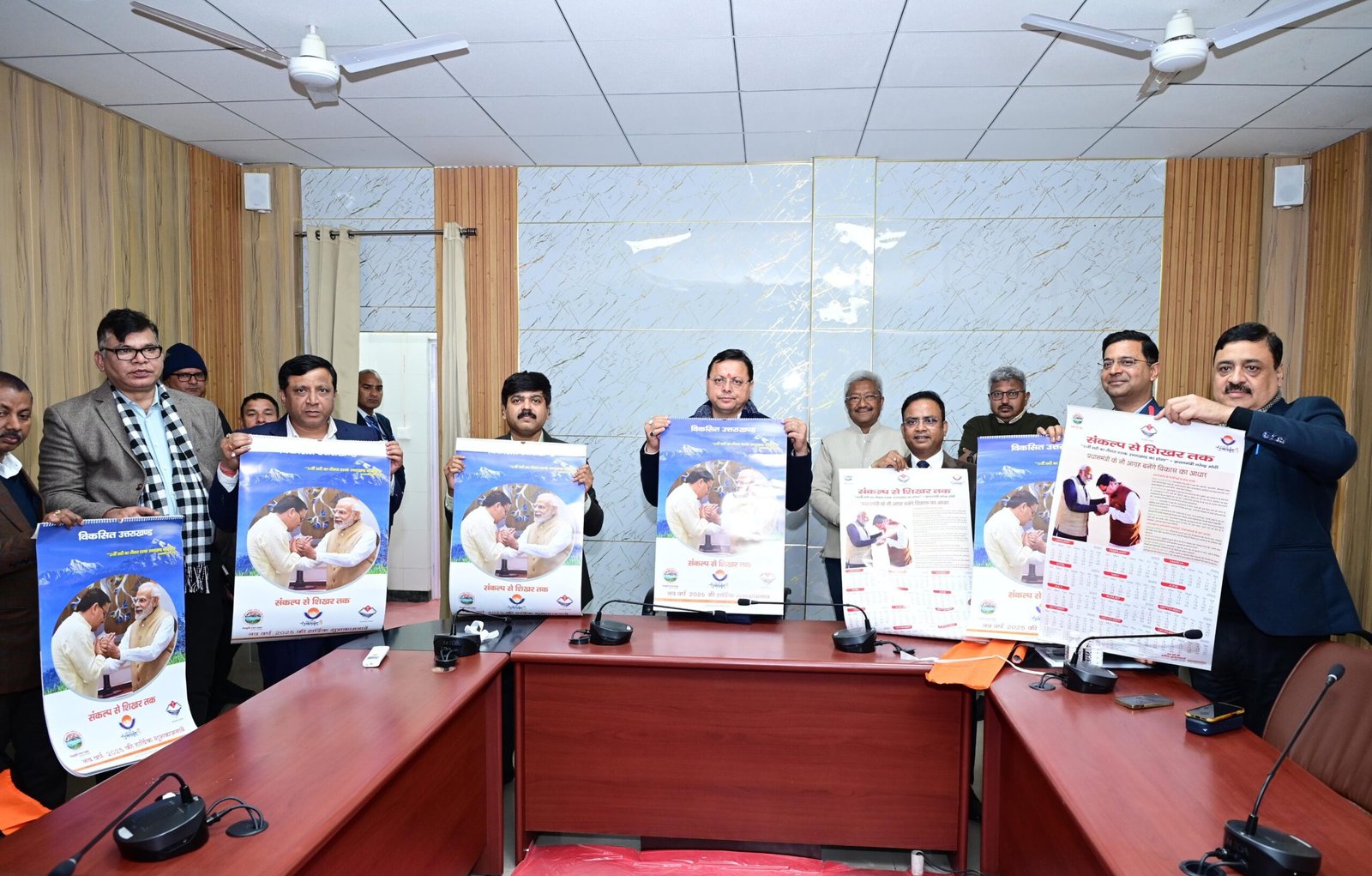मुख्यमंत्री ने किया सूचना विभाग द्वारा प्रकाशित 2025 के कैलेंडर ’’विकसित उत्तराखण्ड संकल्प से शिखर तक’’ का विमोचन।