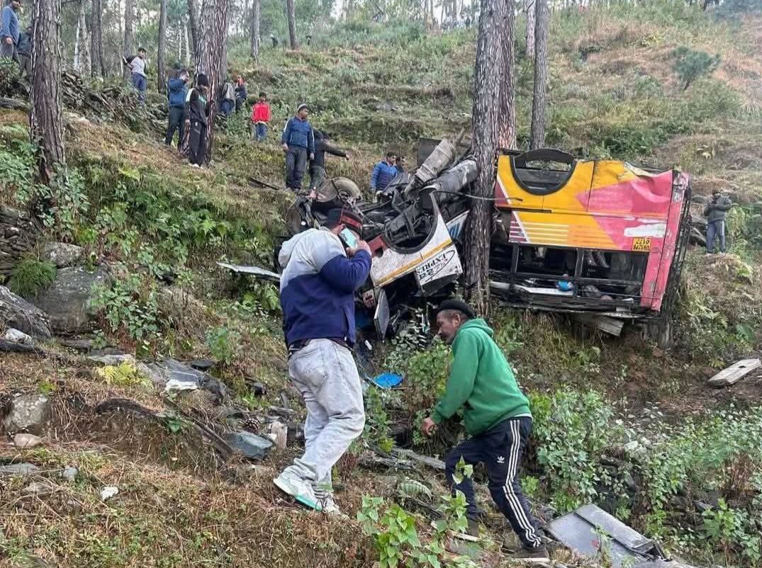 दुखदः कोठार बैंड के पास मिनी बस अनियंत्रित होकर 100 मीटर खाई में गिरी छः की मौत, 22 घायल।