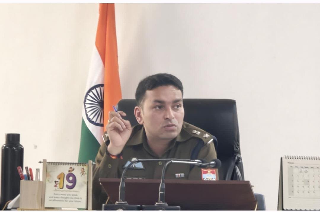 SSP NAINITAL का कड़ा रुख, लापरवाही बरतने एक महिला उ0निरीक्षक रेनू को किया निलंबित, अन्य सभी प्रभारियों को भी दिए सख्त निर्देश।