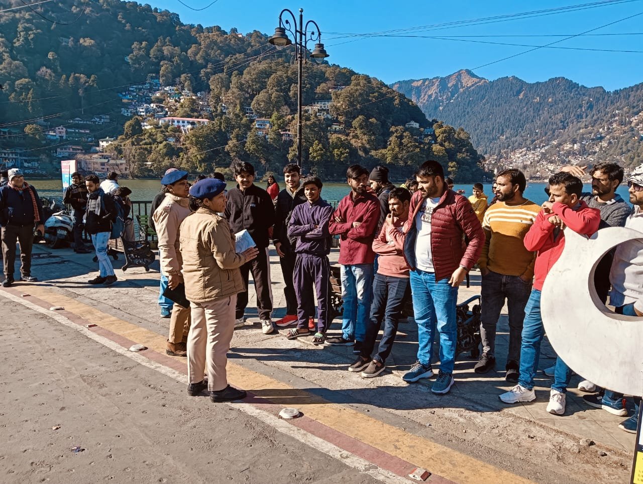 नैनीताल पुलिस का नशे के प्रति जागरूकता अभियान जारी, नशे के प्रति लोगों को किया जागरूक।