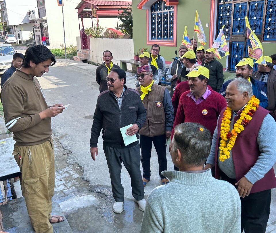नगरपालिका अध्यक्ष प्रत्याशी भुवन चंद्र पाण्डेय नें जनता से जनसम्पर्क कर वोट डालने की करी अपील।