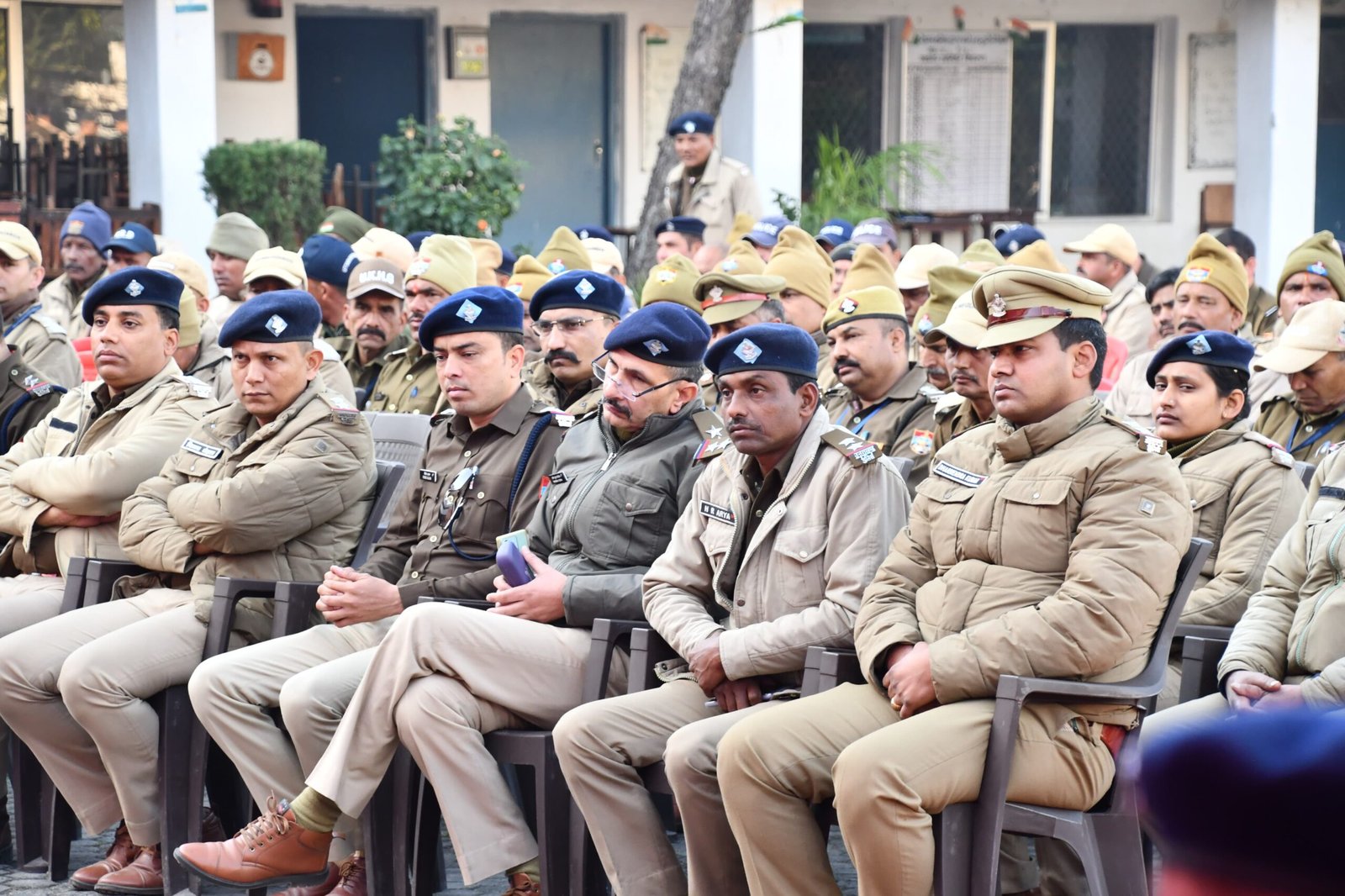 निकाय चुनाव के लिए नैनीताल पुलिस है तैयार, सुरक्षा कर्मियों को ब्रीफ कर मतदान स्थलों को किया रवाना।