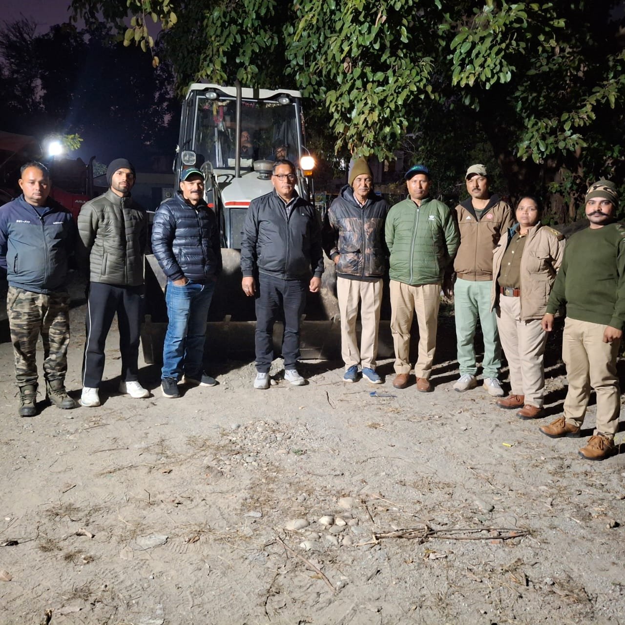 अवैध खुदान करते हुए एक जेसीबी को वन विभाग की टीम ने अभिरक्षा में लेकर कार्यशाला में सुरक्षित खड़ा किया गया।