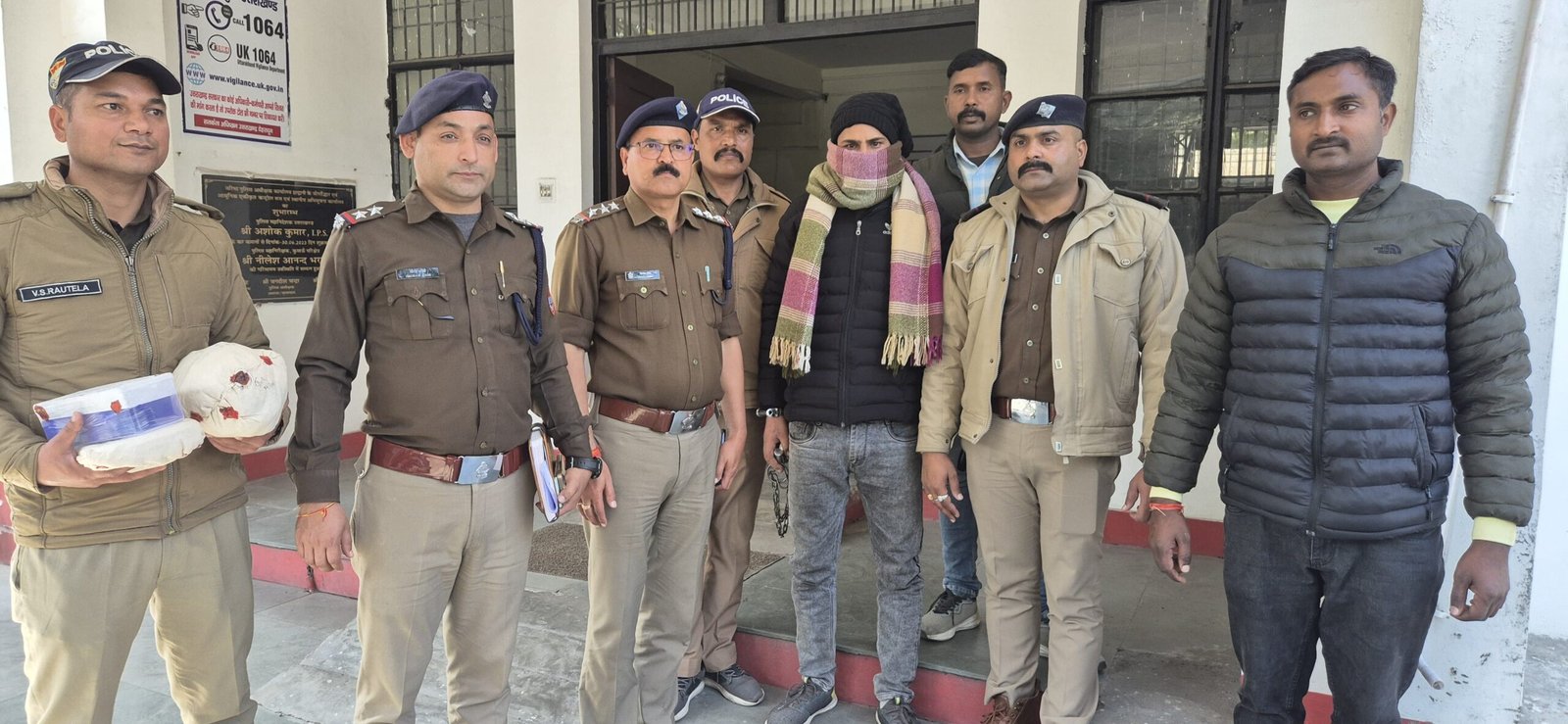*नैनीताल पुलिस कप्तान मीणा का नशा तस्करों के लगातार पहुँचा रहे सलाखों के अंदर*  *05 लाख की चरस के साथ एक युवक को लालकुंआ पुलिस ने किया गिरफ्तार*  *85 हज़ार रुपये भी किये बरामद*