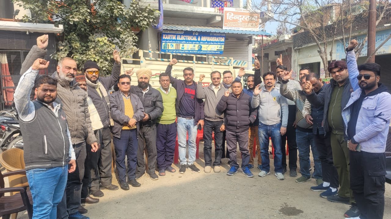 पत्रकारों के खिलाफ झूठे मुकदमा दर्ज करने पर किया प्रदर्शन