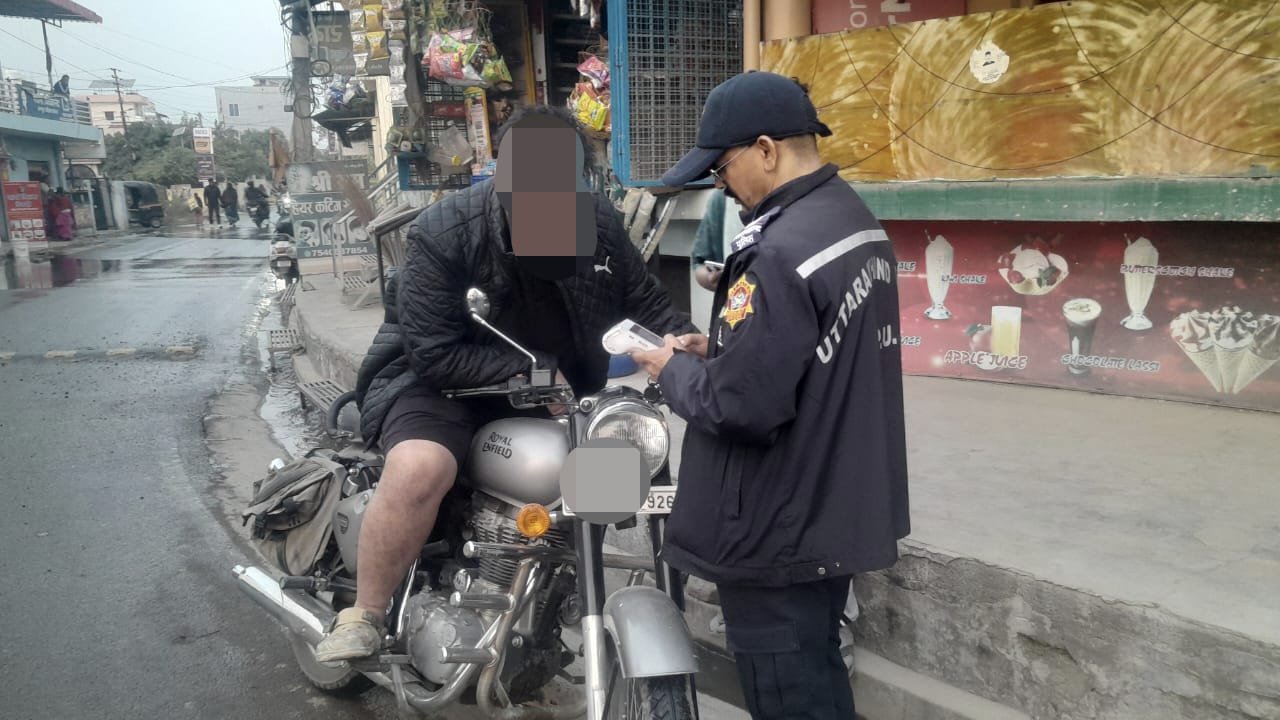 सीपीयू प्रभारी की संयुक्त टीम ने शहर में चलाया वाहन चेकिंग अभियान, यातायात नियमों को न मानने वाले 125 वाहन चालकों पर हुई कार्यवाही।