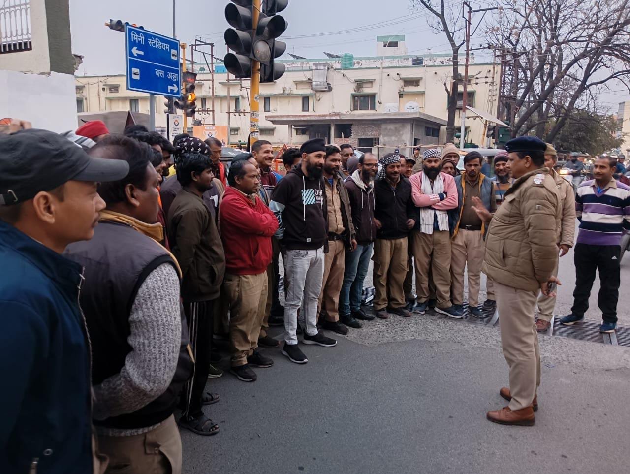 पुलिस ने छात्र-छात्राओं टैक्सी, ऑटो चालकों तथा स्थानीय आमजनमानस को सड़क सुरक्षा का पढ़ाया पाठ