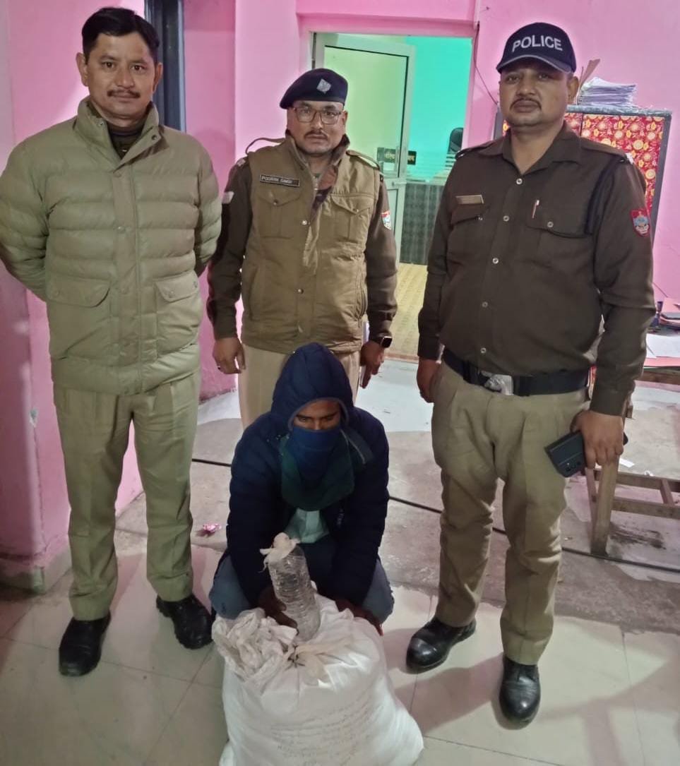 119 पाउच कच्ची शराब खाम के साथ एवं भीमताल पुलिस ने रेस्टोरेंट में ग्राहकों को शराब परोसने पर कुल- 02 व्यक्तियों को किया गिरफ्तार।