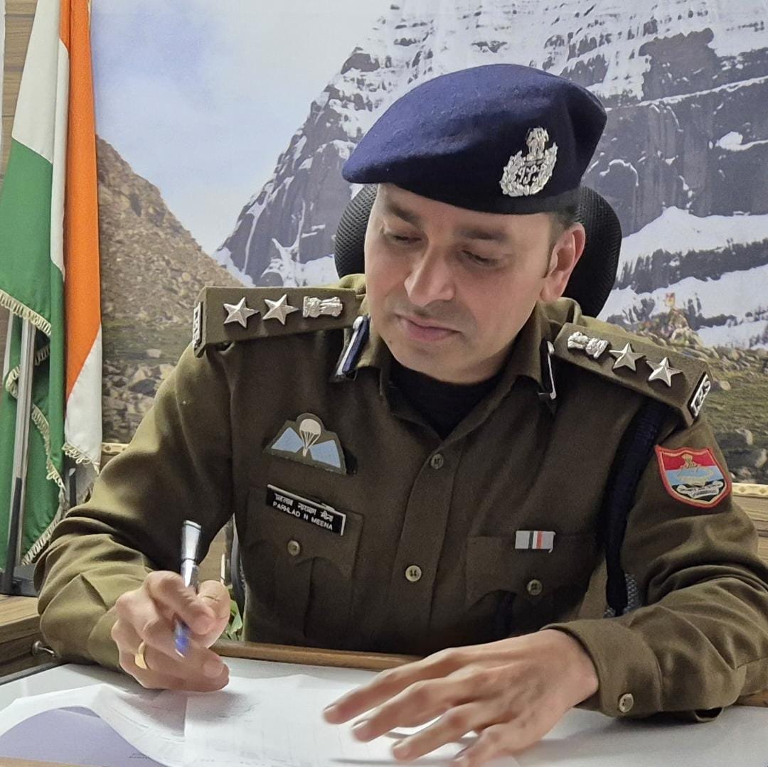 *तेजतर्रार पुलिस कप्तान मीणा का अपराधों पर लगातार कड़ा प्रहार*  *शातिराना तरीकों से फर्जी खाता खोलने वाले गिरोह का किया पर्दाफाश*  *मास्टरमाइन्ड सहित 06 शातिर ठगों को SOG एवं मुखानी पुलिस ने फर्जी डॉक्युमेंट के साथ किया गिरफ्तार*