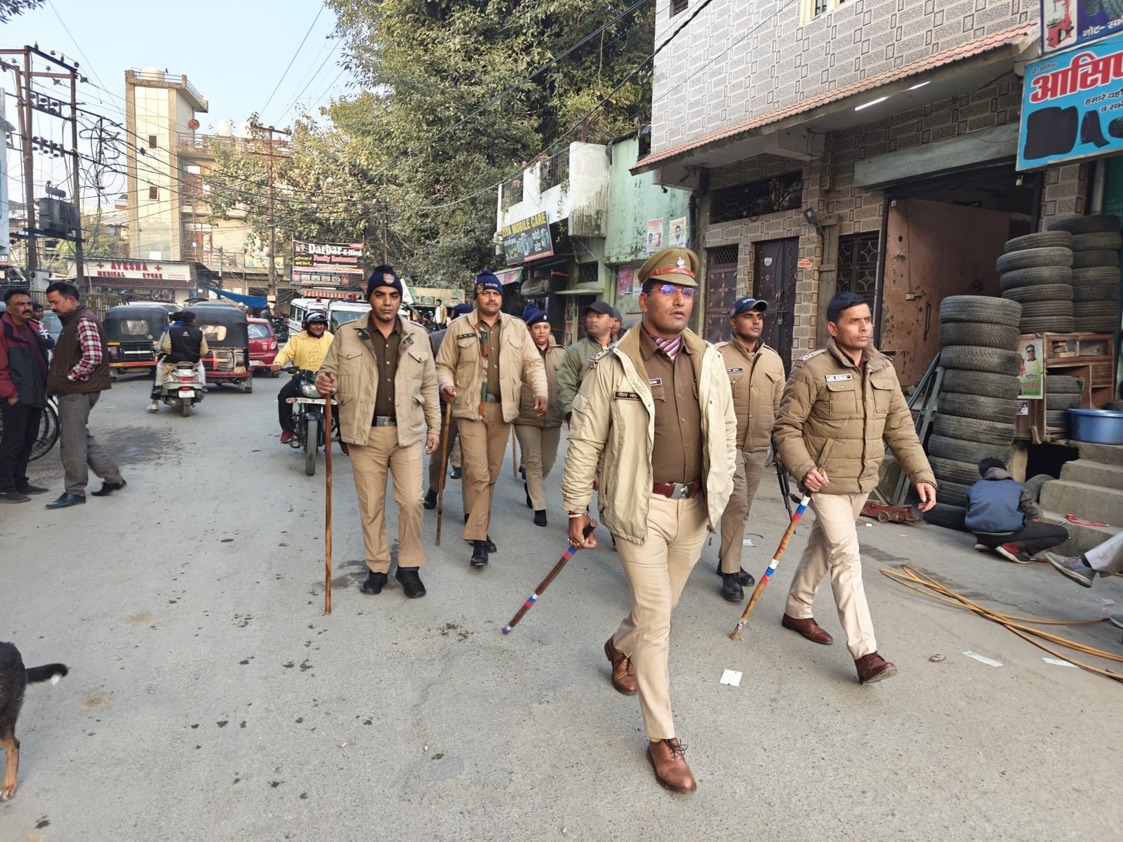नैनीताल पुलिस ने नगर निकाय चुनाव को शांतिपूर्ण कराने के लिए फ्लैग मार्च और चेकिंग अभियान चलाया