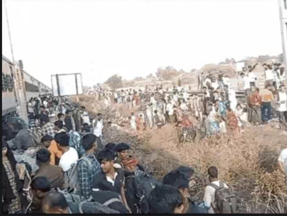 मुंबई जा रही पुष्पक एक्सप्रेस में हादसा, यात्रियों की मौत से मचा कोहराम