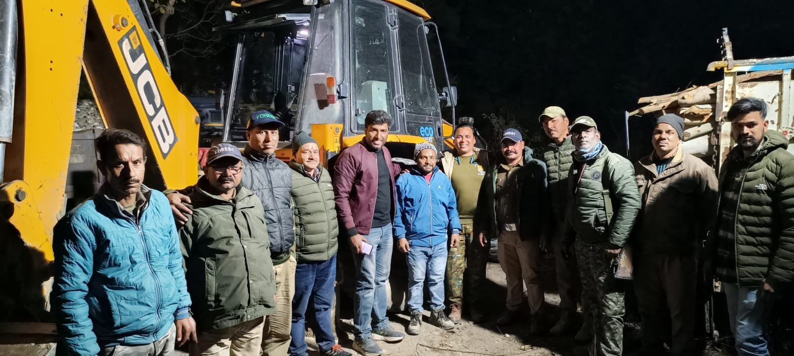 अवैध खनन पर वन विभाग की सख्ती, जेसीबी को किया अभिरक्षा में जब्त