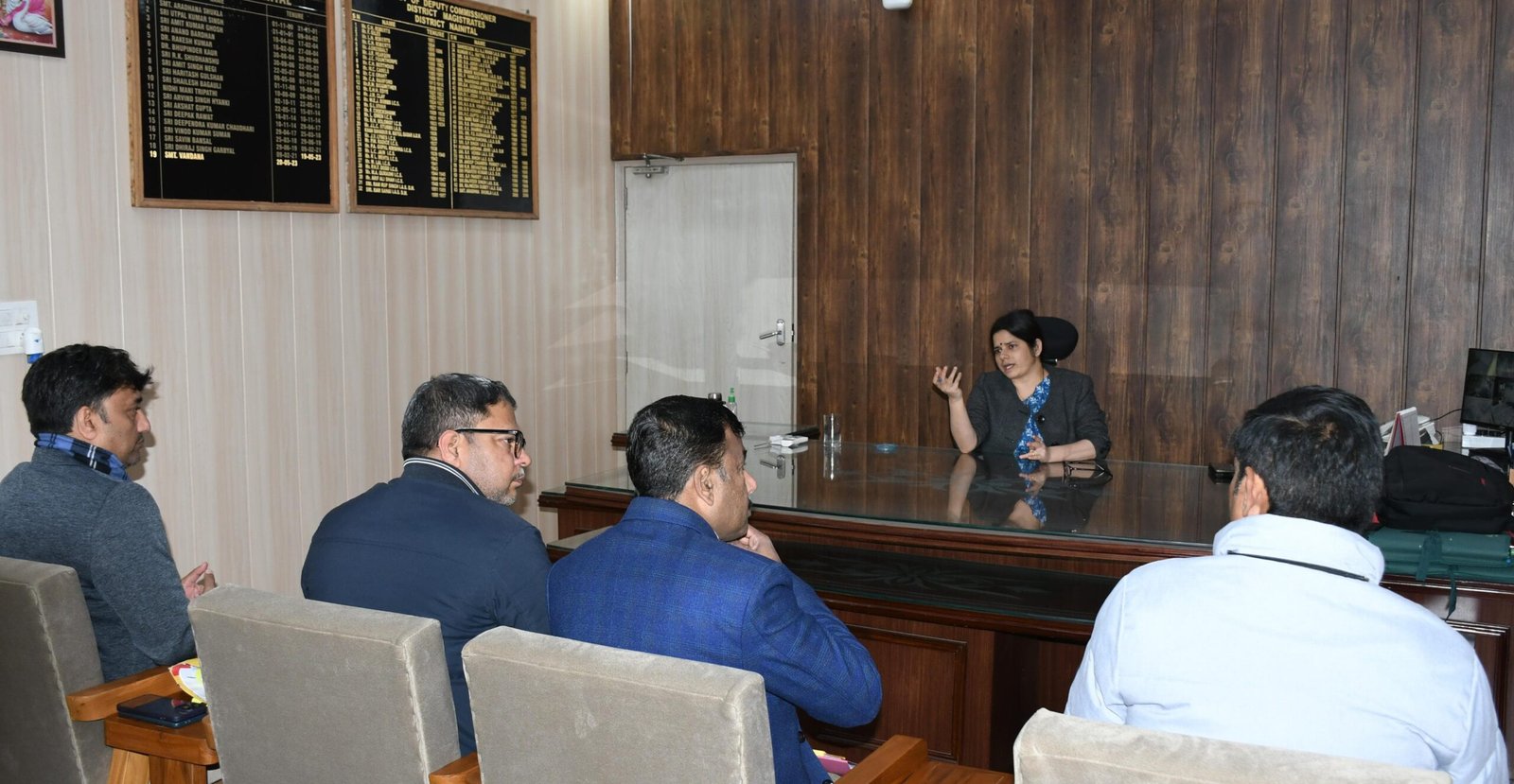 जिलाधिकारी वंदना ने झीलों की डिसिल्टिंग को लेकर अधिकारियों संग की समीक्षा बैठक