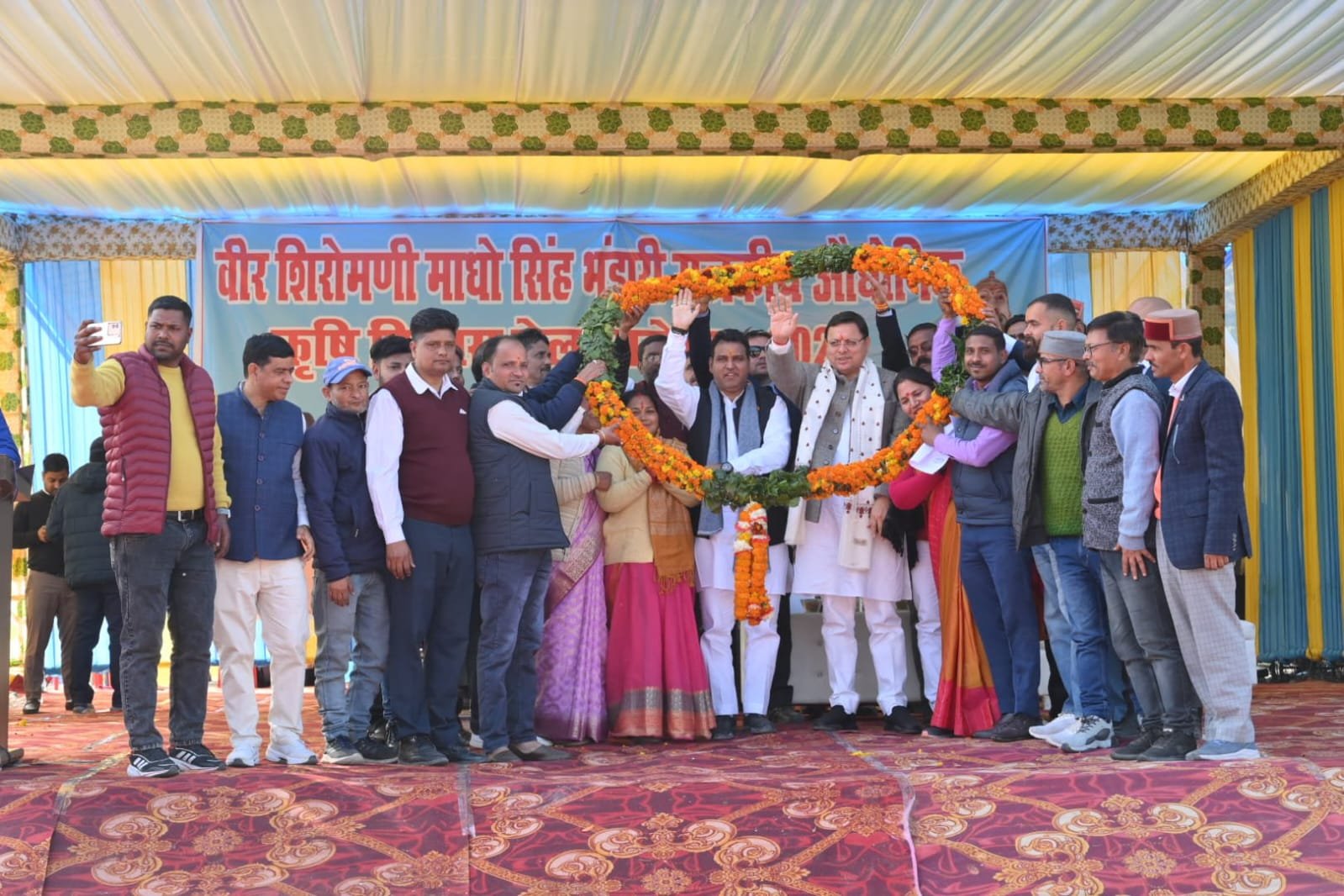 धामी ने वीर माधोसिंह भंडारी की स्मृति में आयोजित मेले में लिया हिस्सा, रैली को सलामी दी