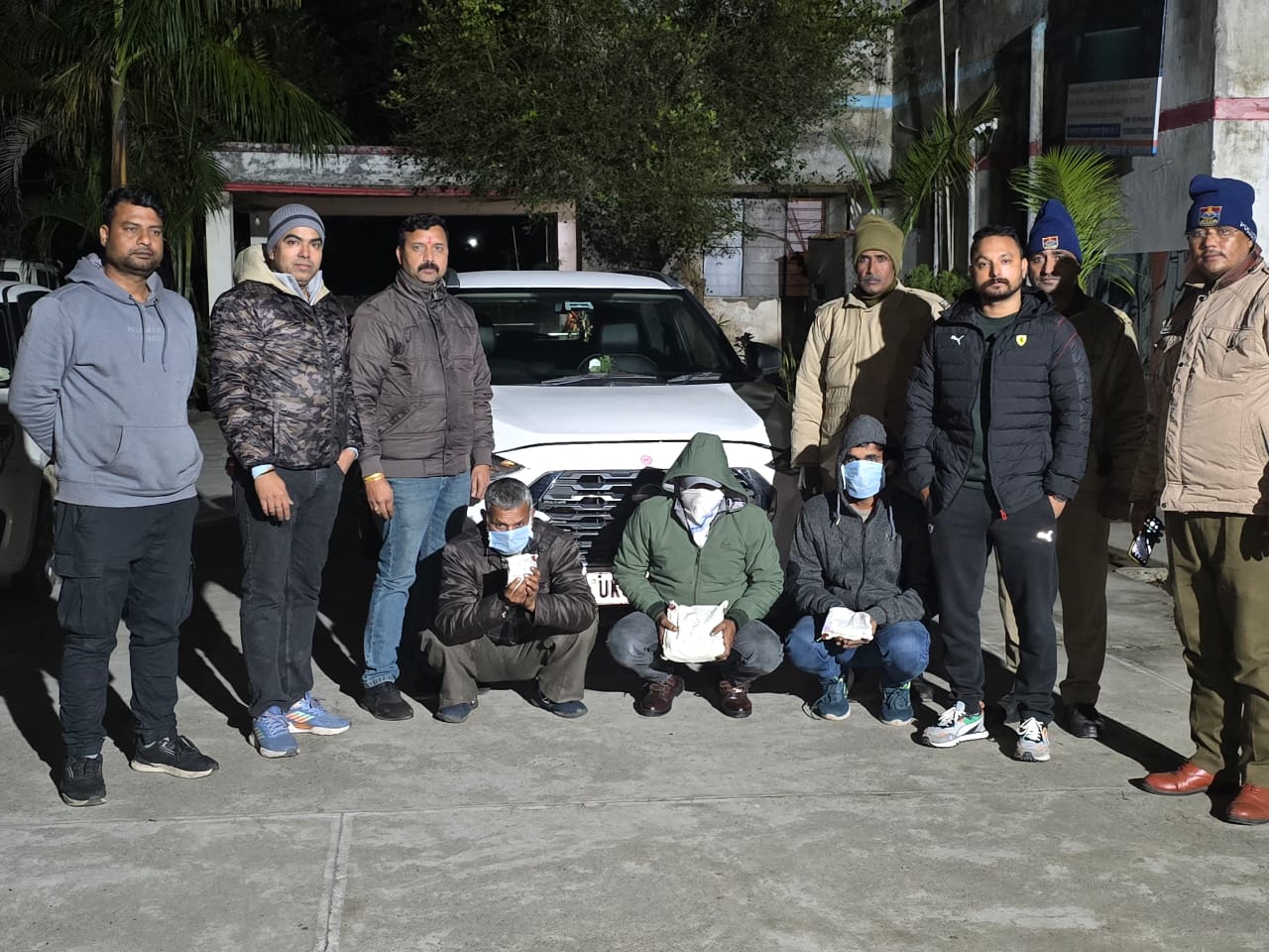 एसएसपी नैनीताल प्रहलाद मीणा के निर्देशन में नशा तस्करों पर बड़ी कार्रवाई 07 किलो से अधिक चरस के साथ 05 तस्कर गिरफ्तार
