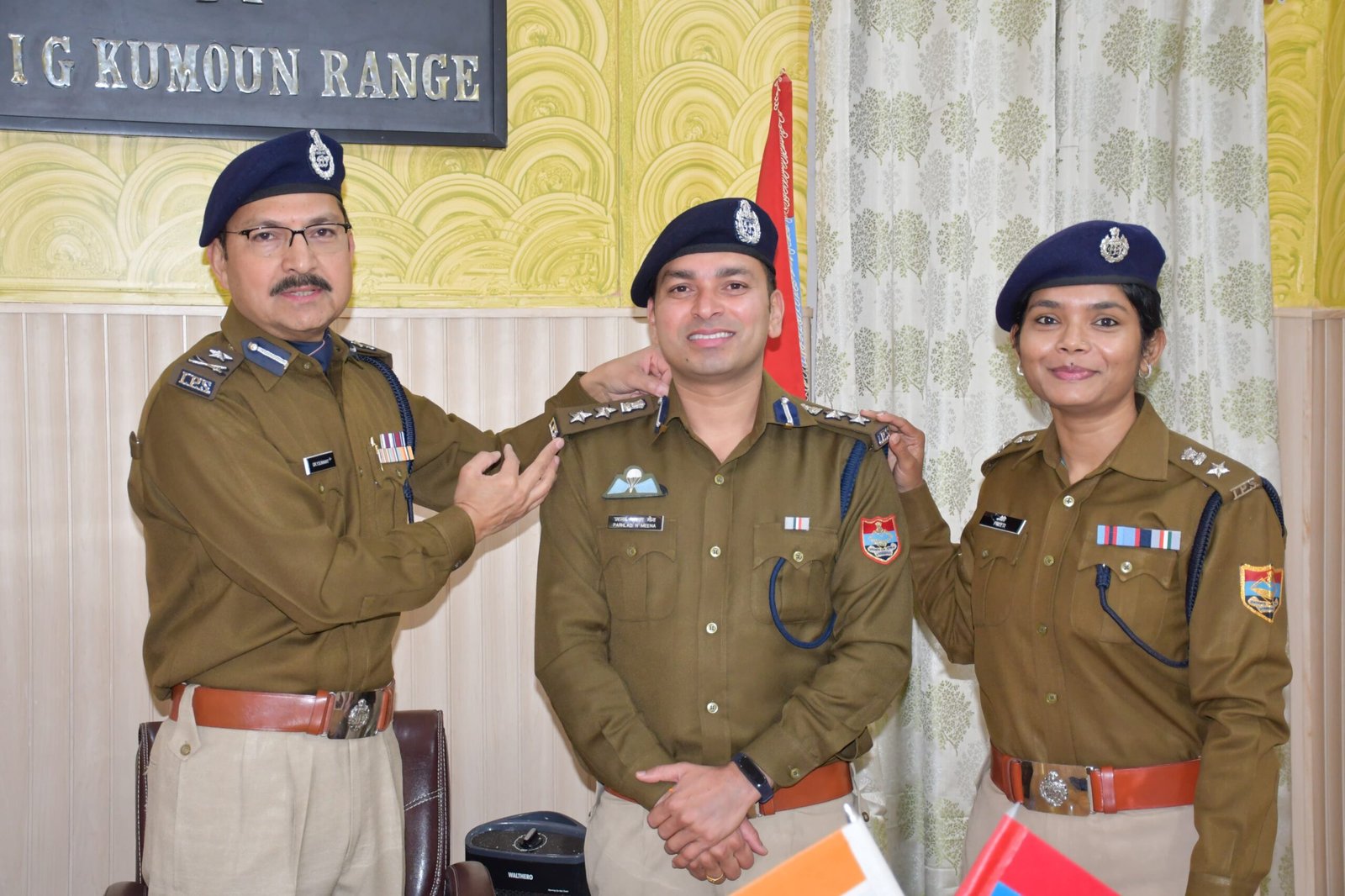 उत्तराखंड के दो युवा IPS SSP NAINITAL प्रहलाद नारायण मीणा तथा प्रीति प्रियदर्शिनी को सीनियर सलेक्शन ग्रेड में मिली पदोन्नति, आई0जी0 कुमायूँ ने कंधों पर सितारे तथा कॉलर बैंड लगाकर दी शुभकामनाएं, प्रहलाद मीणा हैं 5000 फीट की ऊँचाई से 5 बार पैरा जम्प करने वाले उत्तराखंड के पहले आईपीएस, देश के टॉप 50 कप्तानों में शुमार प्रीतिप्रियदर्शिनी।