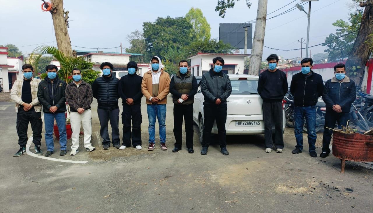 नए साल का जश्न: नशे में हुड़दंग और रेस का शौक पड़ा महंगा, पुलिस ने 11 युवकों को किया गिरफ्तार।