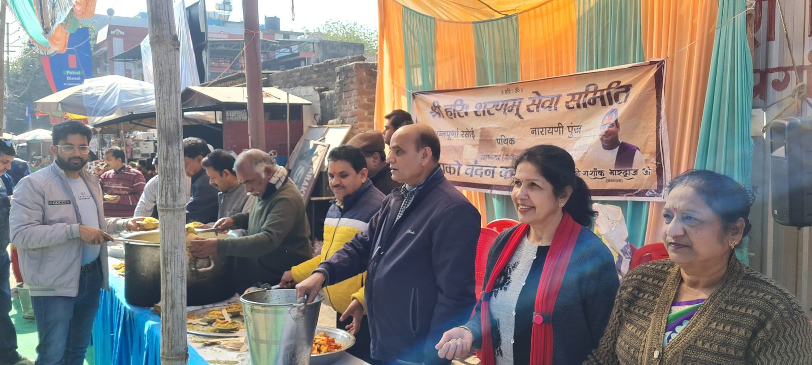 मकर संक्रांति पर राहगीरों के बीच हरि शरणम् सेवा समिति ने बांटा प्रेम और प्रसाद।