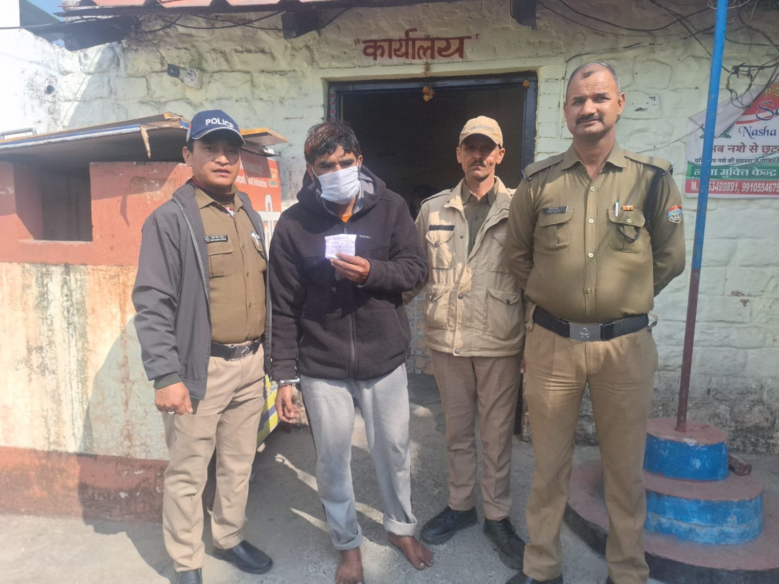 मादक पदार्थों के खिलाफ अभियान, पुलिस ने तस्कर को रंगे हाथों पकड़ा