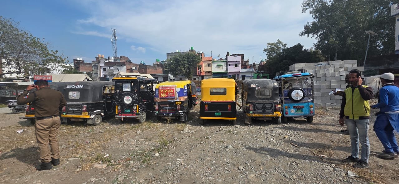 SSP नैनीताल प्रहलाद मीणा के निर्देश पर बनभूलपुरा में चला विशेष चेकिंग अभियान, 30 ऑटो-ई रिक्शा जब्त