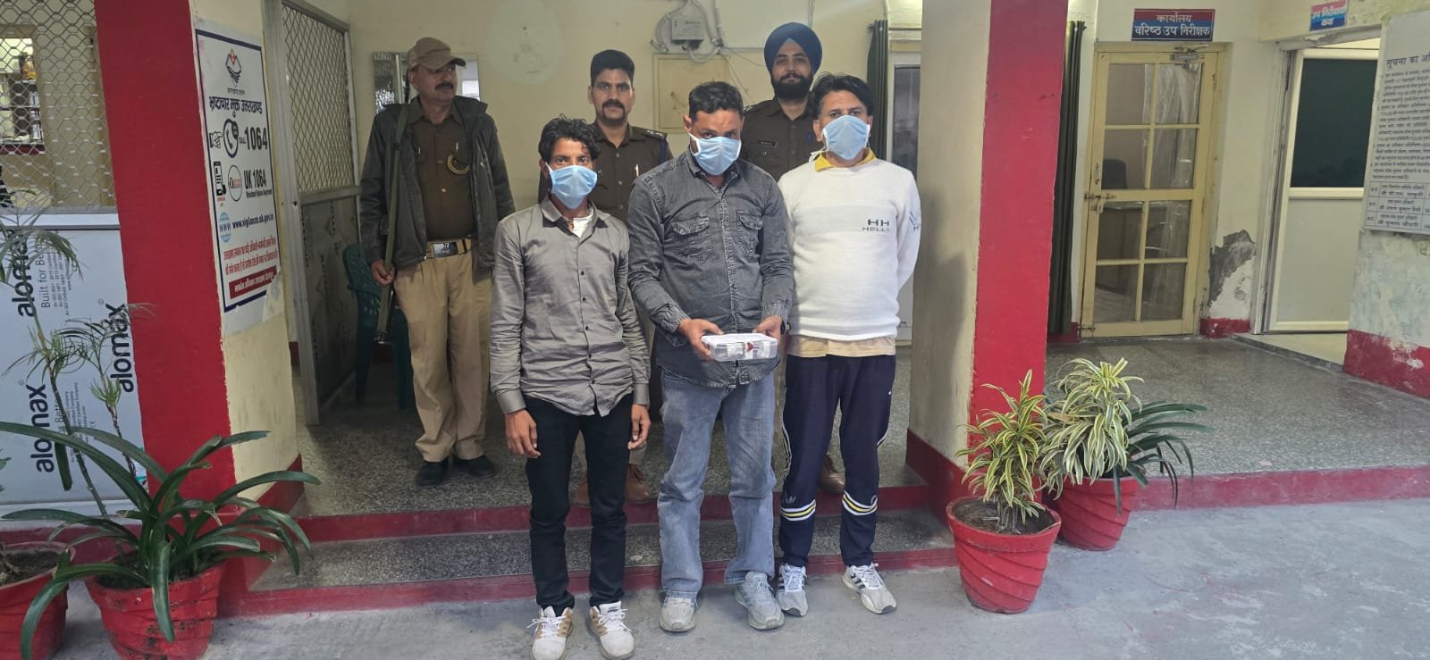 सार्वजनिक स्थान पर जुआ खेलते तीन गिरफ्तार, नगदी और ताश बरामद