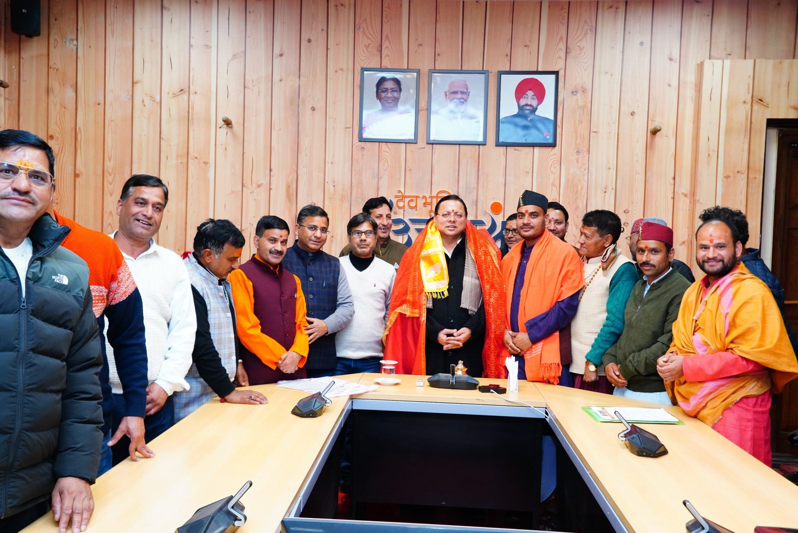 चारों धामों के पुरोहितों ने शीतकालीन यात्रा को बढ़ावा दिए जाने पर मंत्र उच्चारण के साथ मुख्यमंत्री का किया आभार व्यक्त।