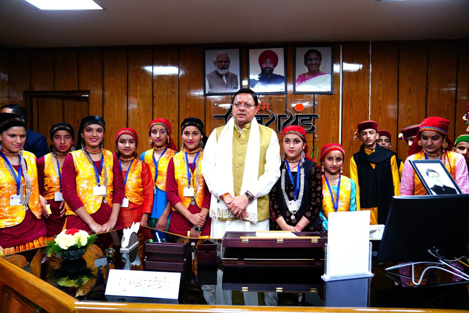 एकलव्य आदर्श आवासीय विद्यालय के विद्यार्थियों ने मुख्यमंत्री से की भेंट