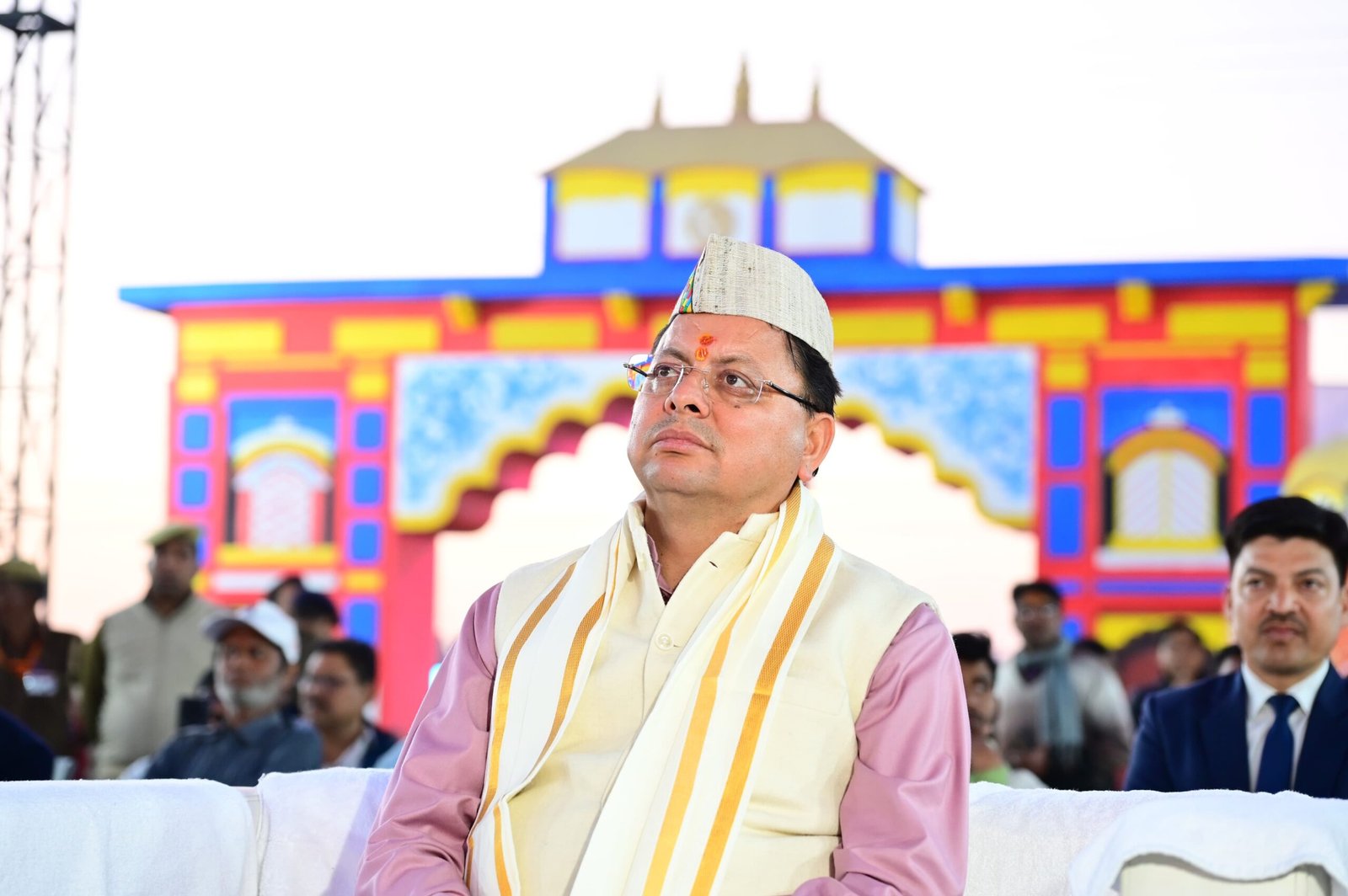 प्रयागराज में भजन संध्या: सीएम धामी ने श्रद्धालुओं संग भक्ति में बिताया समय
