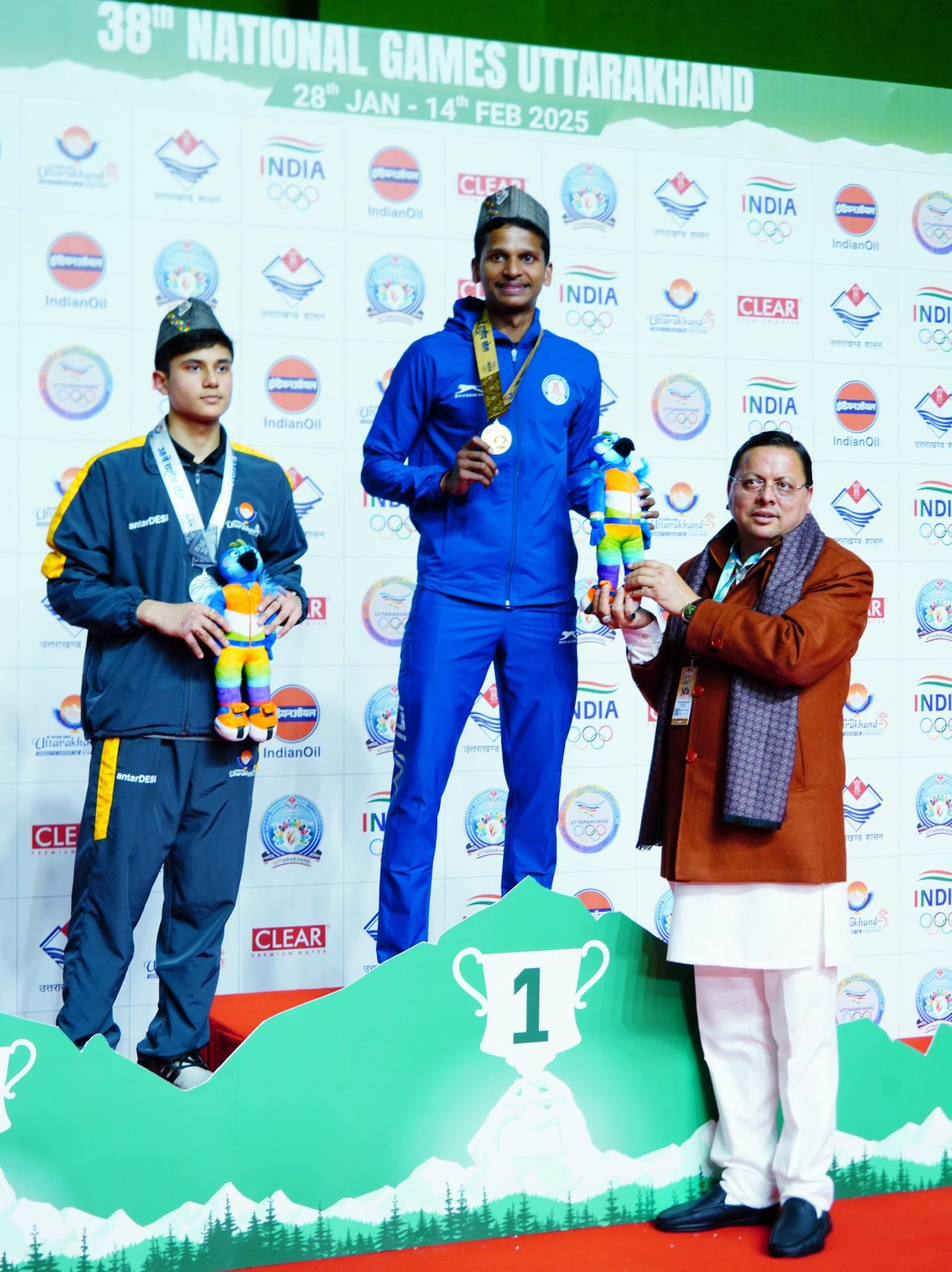 मुख्यमंत्री ने विजेता खिलाड़ियों को मेडल पहनाकर किया सम्मानित