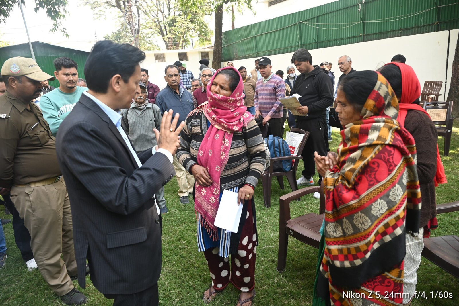 जनता दरबार में आयुक्त दीपक रावत ने सुनीं समस्याएँ, मौके पर निस्तारण के निर्देश।