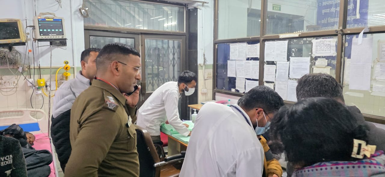 वनभूलपुरा पुलिस की त्वरित कार्रवाई, सड़क हादसे में घायल युवकों की बची जान।