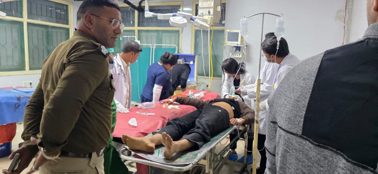 डंपर से टकराई बुलेट, 02 युवक गंभीर रूप से घायल, वनभूलपुरा पुलिस ने पहुँचाया अस्पताल बचाई जान