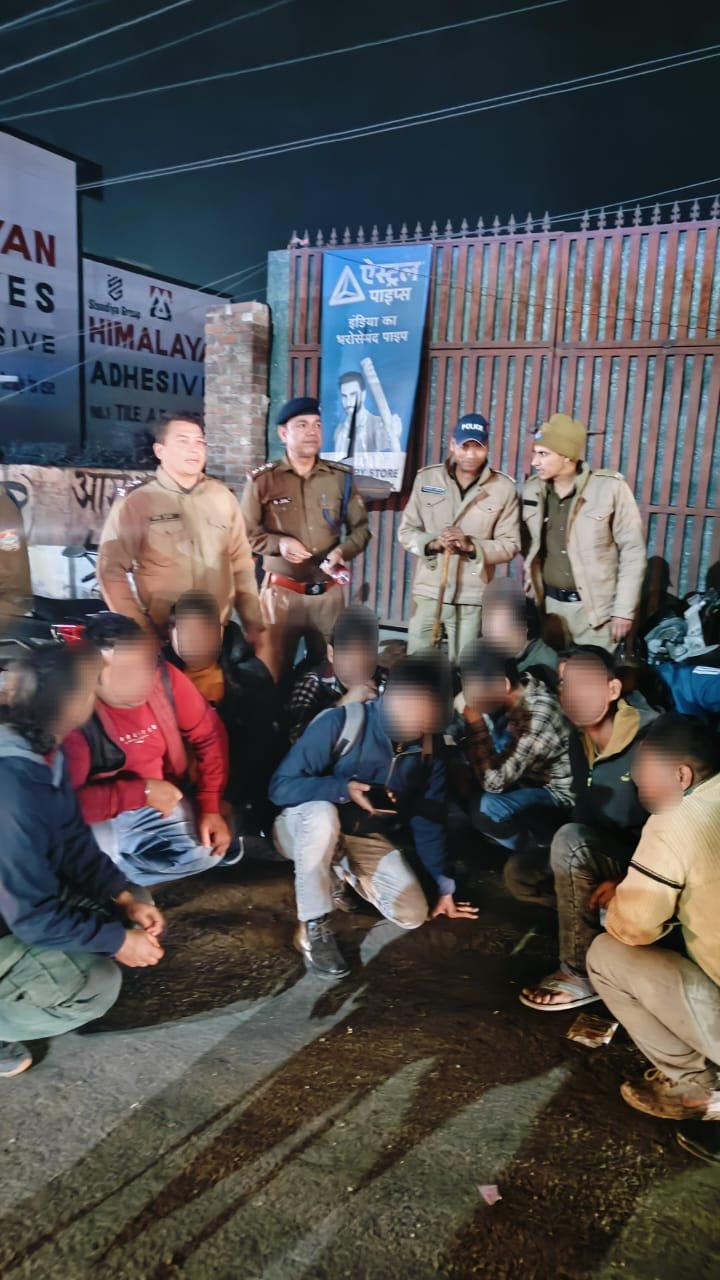 *नैनीताल SSP मीणा का “ऑपरेशन रोमियो” की धड़पकड़ जारी*  *सार्वजनिक स्थानों में नशा कर उत्पात मचाने वालों का नैनीताल पुलिस ने उतारा नशे का भूत, 65 लोग हिरासत में, सभी ने मांगी माफी*  *SSP मीणा ने कहा अराजकता बर्दाश्त नहीं*