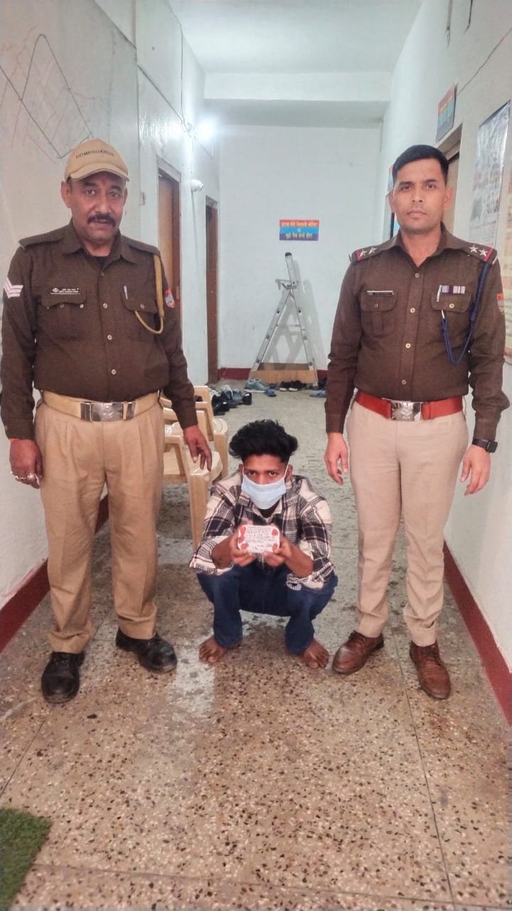 . रेलवे स्टेशन हल्द्वानी के पास पुलिस ने मारा छापा, स्मैक तस्करी कर रहे युवक को किया गिरफ्तार