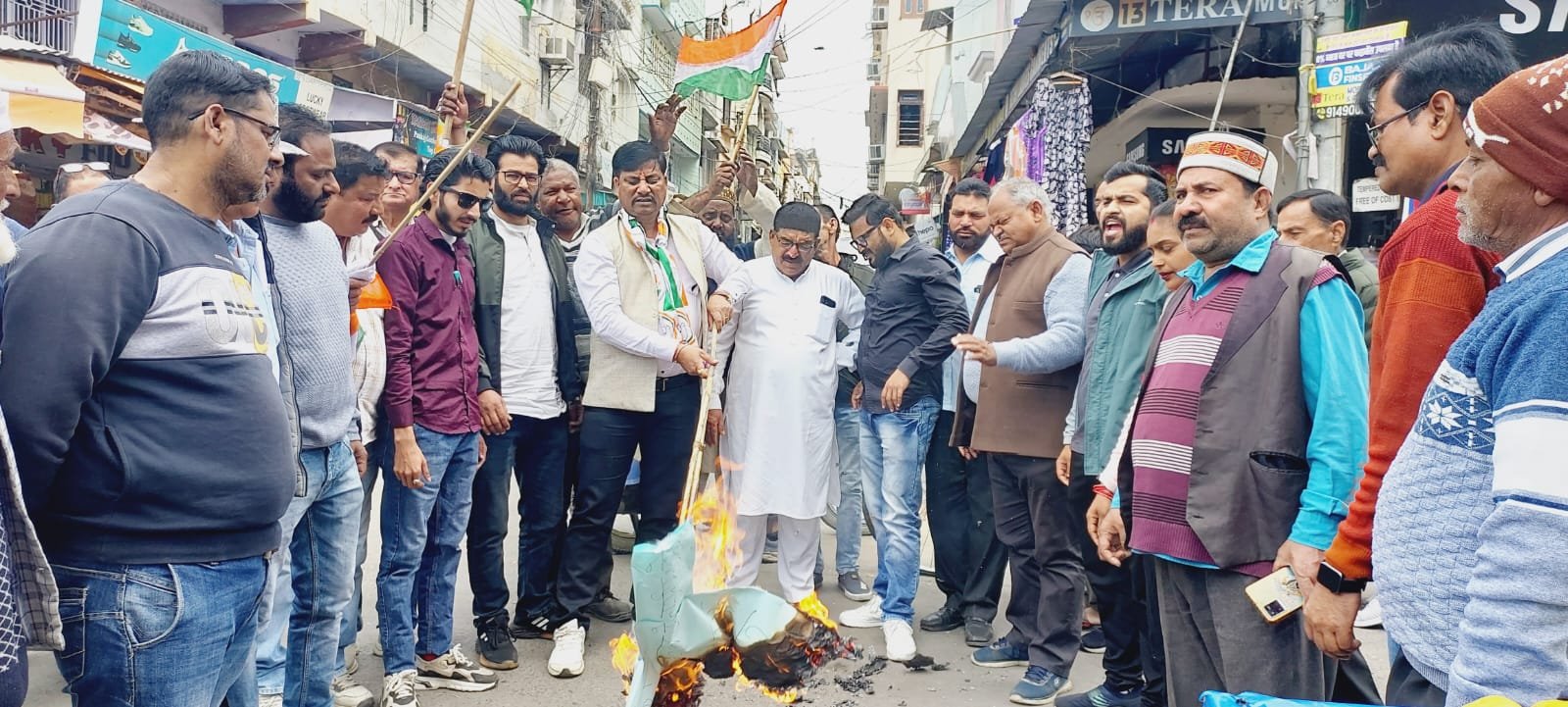 विधानसभा में अपशब्द कहने के विरोध में कांग्रेस का हल्ला बोल, रामनगर में फूंका प्रेमचंद अग्रवाल का पुतला।
