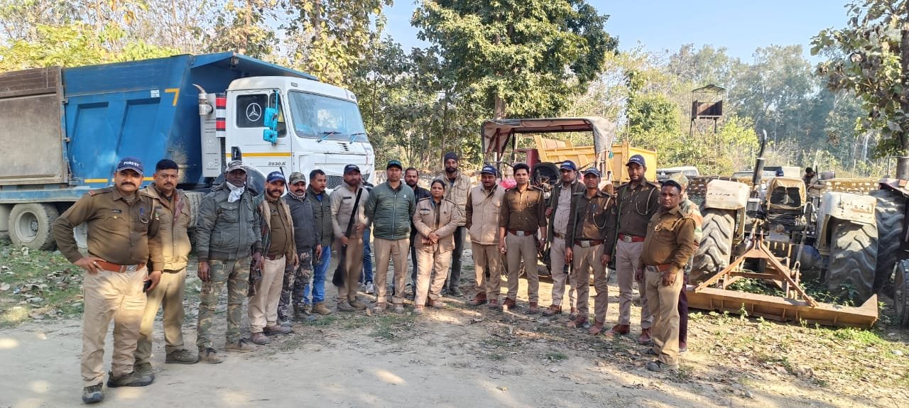 तराई पश्चिमी वन प्रभाग की बड़ी कार्रवाई: अवैध खनन पर शिकंजा, दो ट्रैक्टर जब्त।