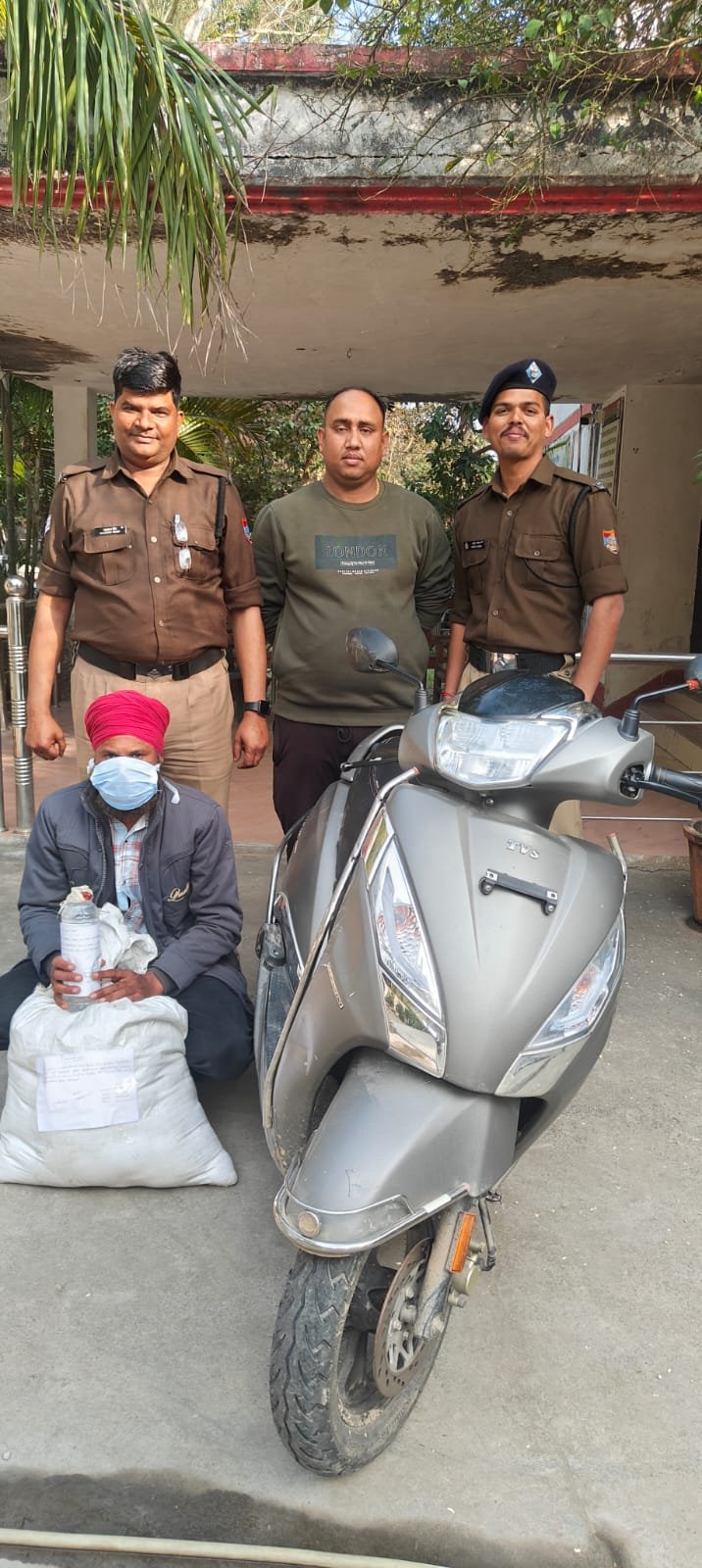 चोरगलिया पुलिस ने स्कूटी से अवैध शराब ले जा रहे व्यक्ति को पकड़ा, 103 पाउच बरामद