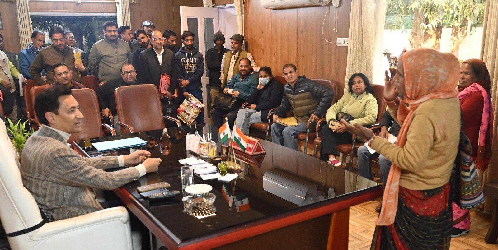 आयुक्त दीपक रावत ने कैम्प कार्यालय में जनसुनवाई कर समस्याओं का समाधान किया
