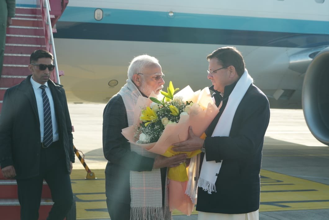 प्रधानमंत्री नरेंद्र मोदी के देवभूमि उत्तराखंड आने पर  मुख्यमंत्री पुष्कर सिंह धामी, विधानसभा अध्यक्ष ऋतु भूषण खंडूरी और अन्य गणमान्य जनों ने जौलीग्रांट एयरपोर्ट पर उनका स्वागत किया।