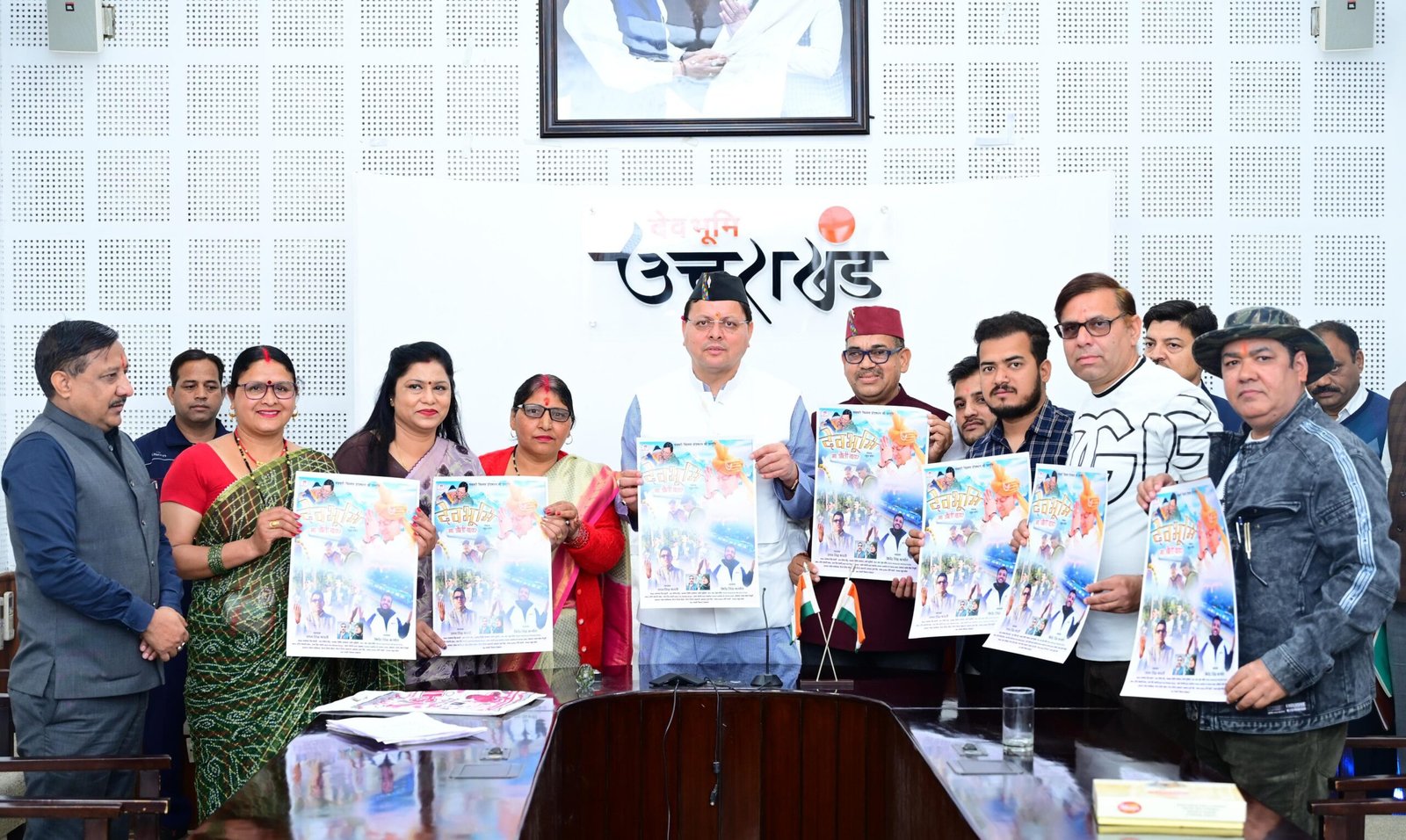आदर्श संस्था के तत्वाधान में देवभूमि मा औली बहार गीत एल्बम का मुख्यमंत्री पुष्कर सिंह धामी द्वारा मुख्यमंत्री आवास में विमोचन किया गया।