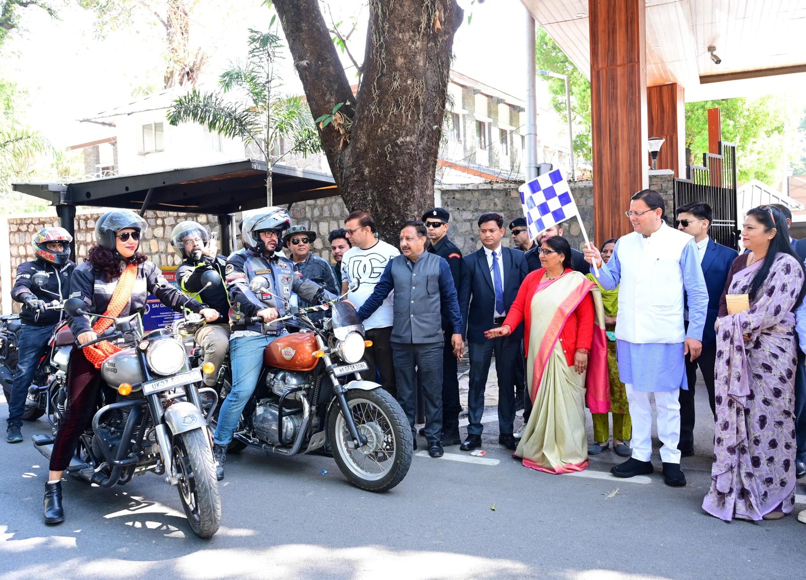 ड्रग्स मुक्त उत्तराखंड को लेकर बाइक रैली को मुख्यमंत्री;  पुष्कर सिंह धामी द्वारा हरी झंडी  दिखाकर रवाना किया गया।