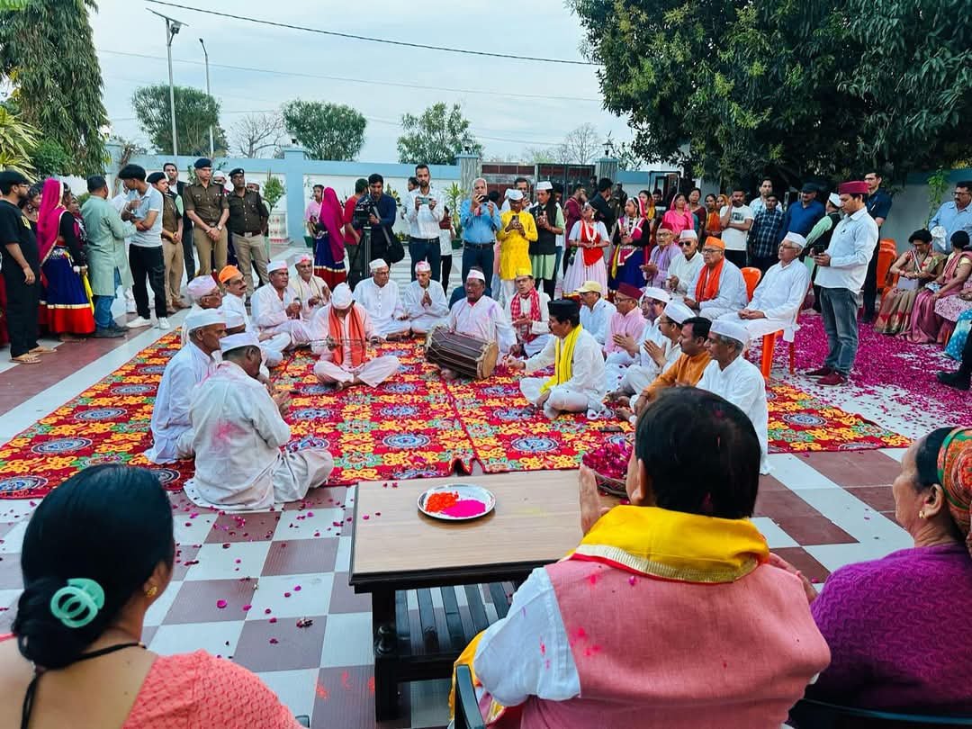 मुख्यमंत्री  पुष्कर सिंह धामी ने शुक्रवार को खटीमा स्थित आवास में स्थानीय लोगों के साथ होली मनाई।
