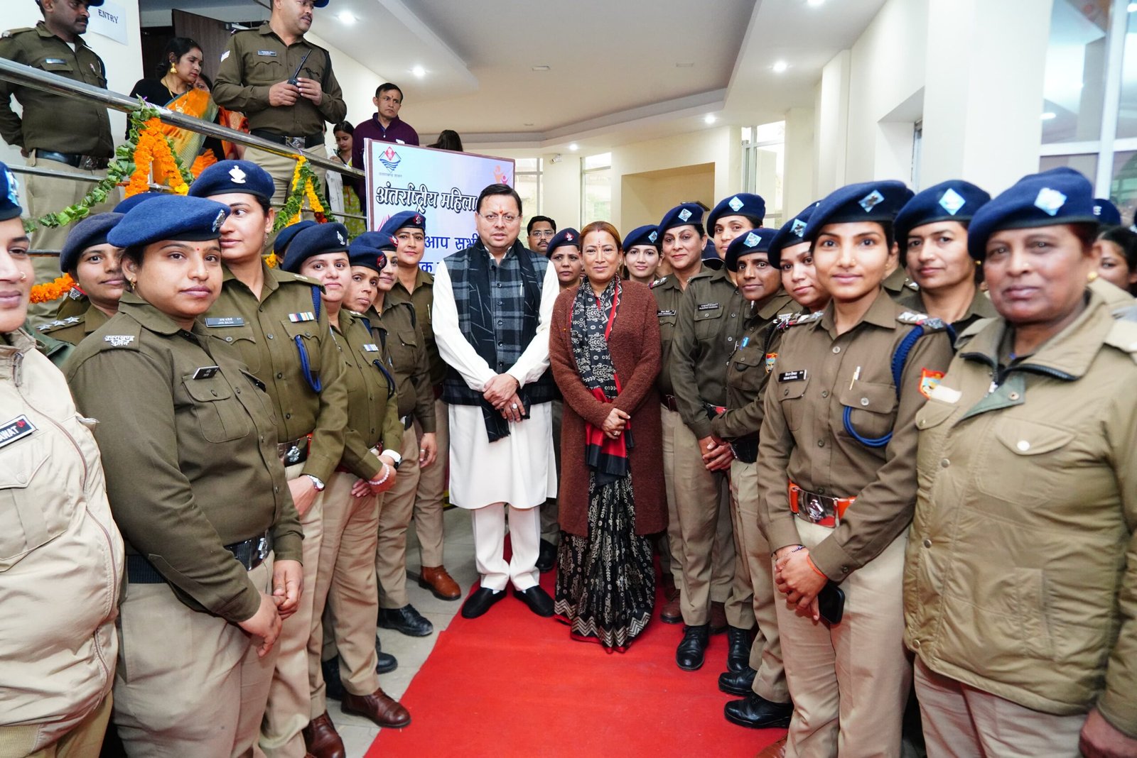 मुख्यमंत्री पुष्कर सिंह धामी ने अंतर्राष्ट्रीय महिला दिवस पर किया महिलाओं को सम्मानित