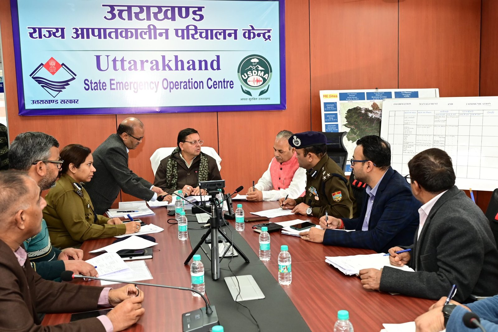 मुख्यमंत्री पुष्कर सिंह धामी आज प्रातः  राज्य आपदा परिचालन केंद्र पहुंचे और चमोली में हुई आपदा के सर्च एवं  रेस्क्यू अभियान का अपडेट लिया।