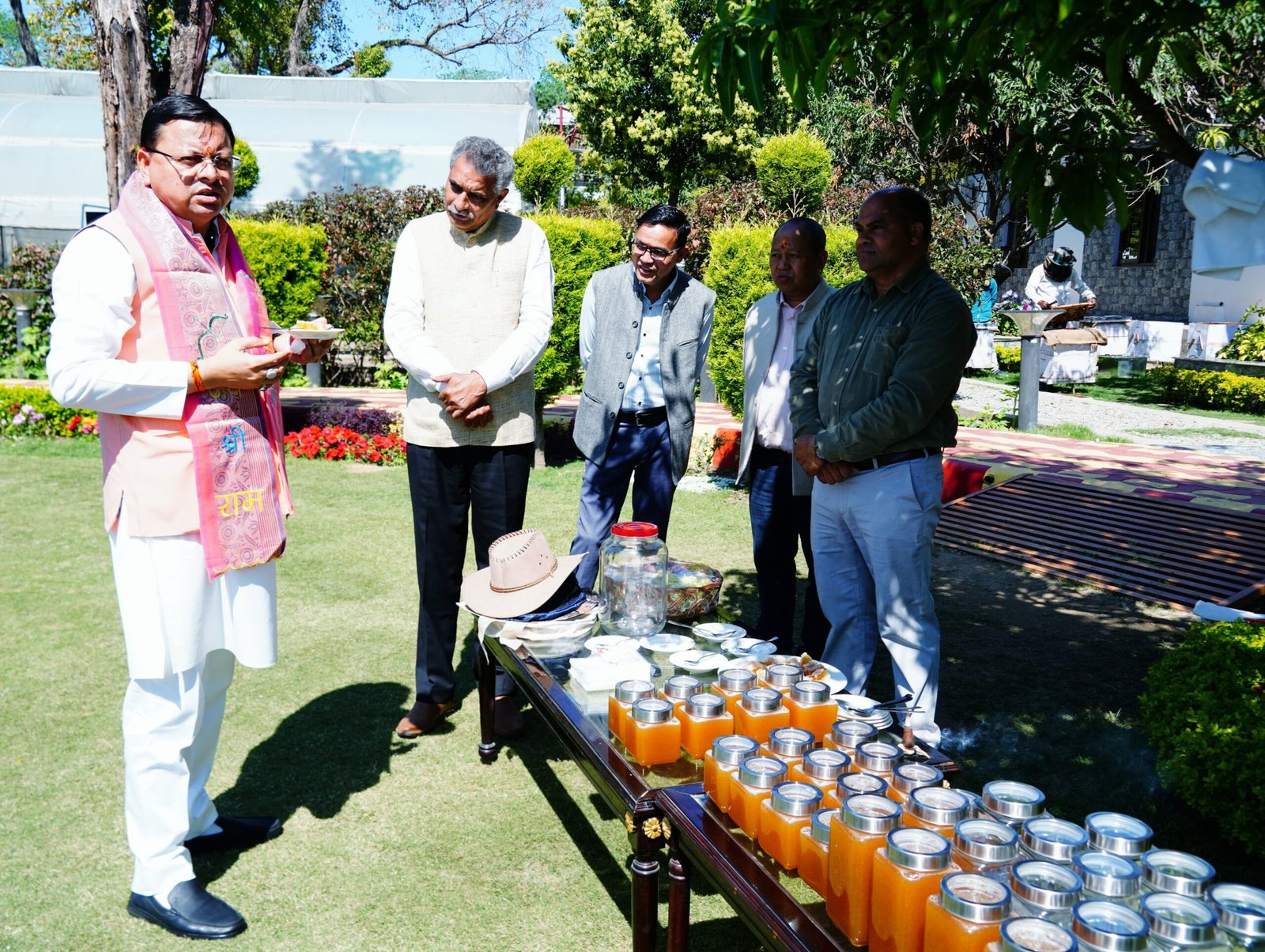 मुख्यमंत्री आवास परिसर में मंगलवार को शहद निष्कासन कार्य किया गया। पहले चरण में 57 किलोग्राम शहद निकाला किया गया।